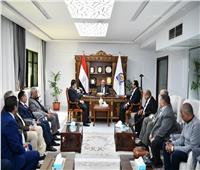 محافظ قنا يستقبل وفد الإتحاد التعاونى الاسكانى المركزى  