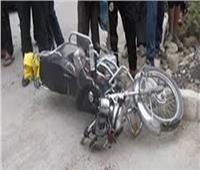 مصرع وإصابة 3 شباب في انقلاب دراجة بخارية بجوار معبد دندرة في قنا 
