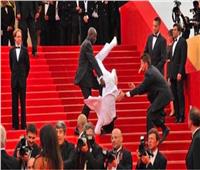 سقوط المطرب الأمريكي جيسون ديرولو في حفل توزيع جوائز «جولد جلوب»