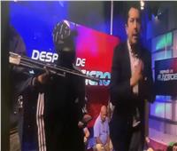 مسلحون يقتحمون استوديو قناة تلفزيونية ويحتجزون الصحفيين بالإكوادور | فيديو