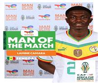 لامين كامارا يتوج بجائزة أفضل لاعب في مباراة السنغال وجامبيا 