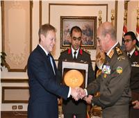 وزير الدفاع البريطاني يشيد بدور مصر الفاعل في تحقيق الأمن والاستقرار
