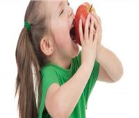 تفاحة يوميًا تقوي مناعته.. وصفات لطفلك من عمر 5 أشهر