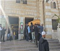 وصول جثمان شقيقة محمد منير لمسجد الحصري