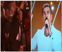 الهضبة يداعب عمرو أديب بحفل Joy Awards: ايه رأيك خسيت؟.. احسدني تاني (فيديو)