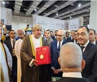«ثقافة عمان» تهدي رئيس الوزراء نسخة من تاريخ السلطنة 