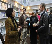 وفد مكتبة الكونجرس الأمريكي بالقاهرة يشيد بجناح المجلس القومى للمرأة بمعرض الكتاب
