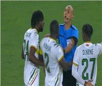 محاولة اعتداء من لاعبي مالي على الحكم محمد عادل في مباراة كوت ديفوار| صور