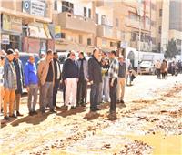 محافظ أسيوط يتفقد أعمال وضع التربة الزلطية ورصف شوارع مدينة منفلوط 