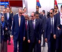 بث مباشر.. الرئيس السيسي يستقبل نظيره التركي في مطار القاهرة 