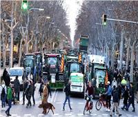 المزارعون يواصلون تظاهراتهم في إسبانيا ويغلقون طرقا رئيسية