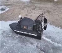 قارب هوائي لإنقاذ رجل علق في بحيرة ثلجية بميشيغان