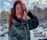 هيدي كرم تستمتع بالأجواء الشتوية على البحر | فيديو