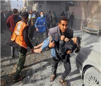 استشهاد 12 فلسطينيًا جراء القصف الإسرائيلي على منطقة سكنية وسط غزة