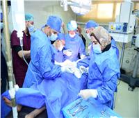 رئيس جامعة سوهاج يجري عملية جراحية دقيقة لطفل مصاب بشلل ولادي 