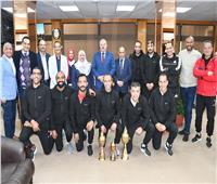 رئيس جامعة قناة السويس يُكرم فريق كرة القدم الفائز ببطولة المحافظة
