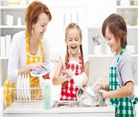 تعليم الأطفال المسؤولية.. فوائد مساعدتهم في الأعمال المنزلية