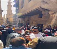 الجمهور يحاصر محمد رمضان في إحدى شوارع القاهرة