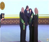 الرئيس السيسي يقبل رأس والدة شهيد خلال تكريم أسر الشهداء