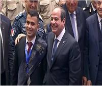«خليك أنا هجيلك».. الرئيس السيسي يلبي مطلبًا لأحد الحضور باحتفالية يوم الشهيد