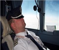 "النوم سلطان".. قيلولة طيار ومساعده خلال رحلة تجارية