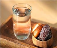 شرب الماء في رمضان.. التوقيت والكمية الأنسب للصائم