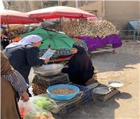 المصريين الأحرار بالسويس يحتفل بعيد الأم بتوزيع الهدايا على الأمهات البائعات في الأسواق