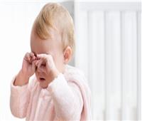 لماذا يفرك الأطفال أعينهم عندما يكونون متعبين؟.. دراسة توضح