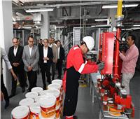 خلال جولته بالعاشر من رمضان.. رئيس الوزراء يزور مصنع «يوتن» للدهانات 