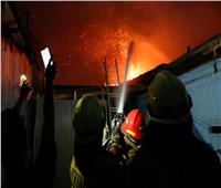 إخماد حريق في مستودع ذخائر للجيش الإندونيسي