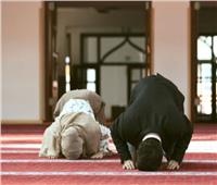 حكم أداء الصلاة في جماعة مع الزوجة والأبناء بدلا من المسجد؟