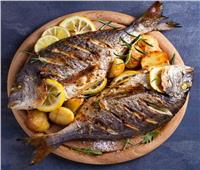 لعشاق الأسماك.. طريقة تحضير "سمك دنيس" بالزيت والليمون