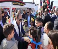 الرئيس السيسي يشارك الأطفال فرحة العيد