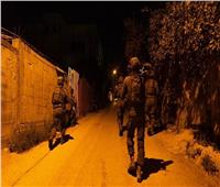 الاحتلال الإسرائيلي يداهم عدة منازل في بلدة السموع الفلسطينية   
