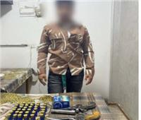 القبض على 4 أشخاص بحوزتهم 2 كيلو حشيش وأسلحة نارية بالقاهرة