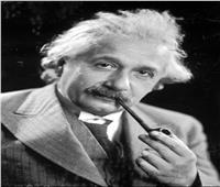 ألبرت اينشتاين عبقري الفيزياء صاحب أشهر «غليون»