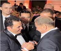 وصول عمرو دياب لـ حفل زفاف نجل محمد فؤاد