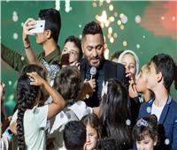 تامر حسني يغني «أنا مصري» بمشاركة الأطفال بحفل عيد تحرير سيناء