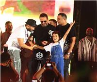 تامر حسني يفي بوعده للطفل آسر ويغني معه في مهرجان تامر حسني للمدارس | صور