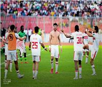 لاعبو الزمالك يحتفلون مع الجماهير بالتأهل لنهائي الكونفدرالية