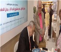 الدكتور أحمد زايد يوقع أحدث كتبه في جناح مؤسسة العويس بمعرض أبو ظبي