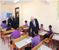 وزير التعليم يتابع امتحانات صفوف النقل بمدرسة مصطفى كامل الرسمية المتميزة