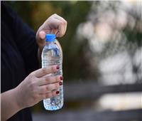 «دراسة» تحذر من الزجاجات البلاستيكية في الصيف.. تسبب السرطان 