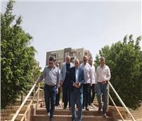 مسؤولو الإسكان يتفقدون مشروعات التطوير والنظافة بمدينة العبور
