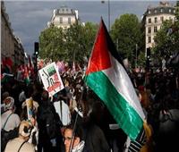 تظاهرة حاشدة أمام مقر قناة تلفزيونية في فرنسا احتجاجاً على إجرائها مقابلة مع نتنياهو