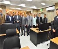 محافظ أسيوط ورئيس الجامعة يتفقدان سير العمل بمركز سيطرة الشبكة الوطنية للطوارئ 