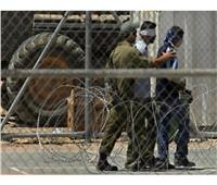 جندي إسرائيلي يلقي بقنبلة على مكتب وزارة الدفاع