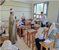 طلاب الثانوية الأزهرية يؤدون امتحان الجبر والهندسة الفراغية في هدوء واستقرار
