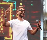 رغم ارتفاع درجات الحرارة.. أحمد سعد يبدع في حفل إحدى الجامعات | صور