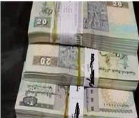 البنوك وماكينات الصراف الآلي ATM توفر النقود الجديدة للعيدية